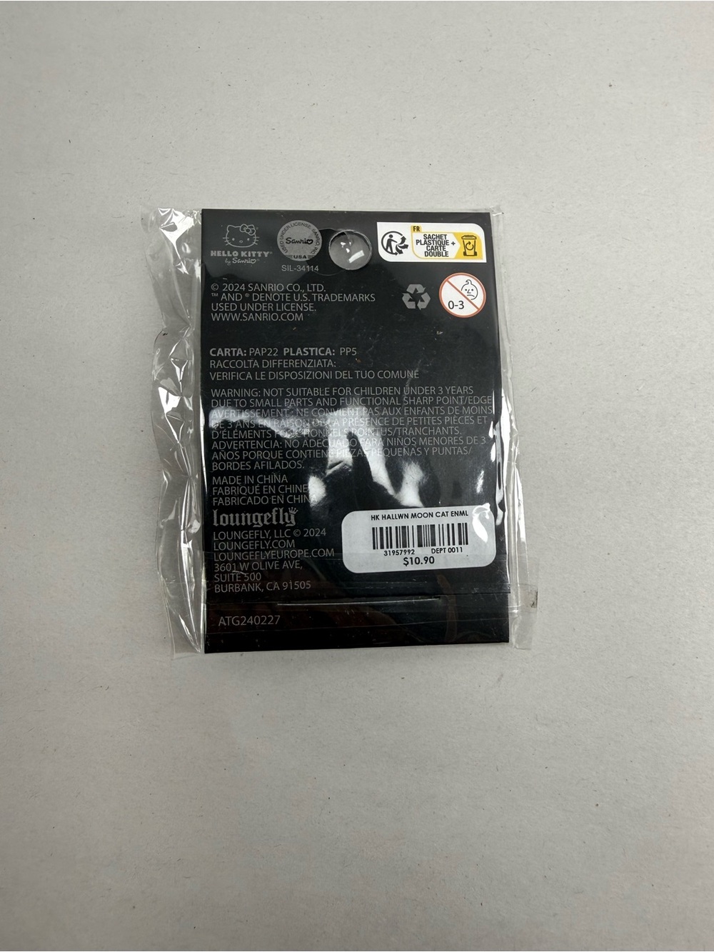 Hello Kitty Costume Halloween Glow-In-The-Dark Enamel Pin - Picture 4 of 4